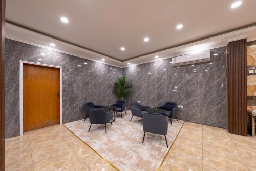 a meeting room with chairs and tables in a wall at شقق قصر الممشى للوحدات السكنية in Jazan