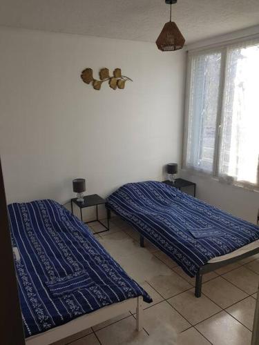 Ένα ή περισσότερα κρεβάτια σε δωμάτιο στο superbe appartement en résidence prive avec un parking prive