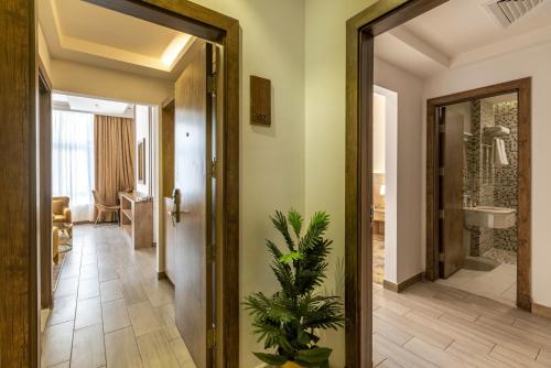 un pasillo con una puerta que conduce a un baño en Hotel 21, en La Meca