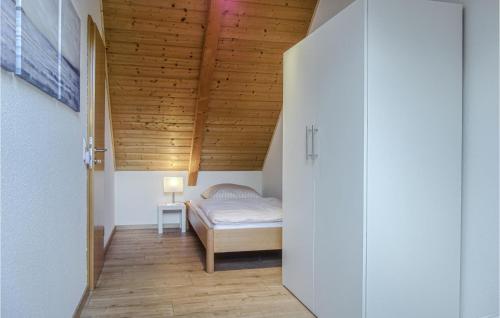 Habitación pequeña con cama y techo de madera. en Beautiful Home In Attendorn With Wifi And 2 Bedrooms, en Attendorn