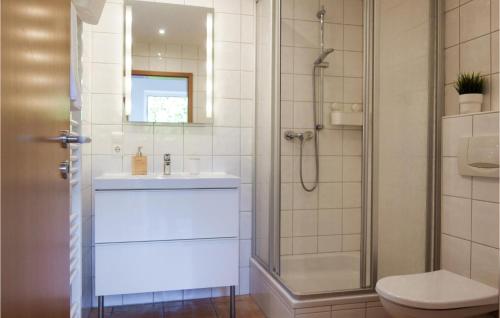 Et badeværelse på Gorgeous Home In Attendorn With Kitchen