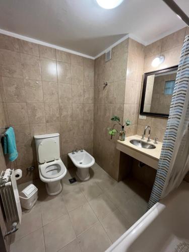 łazienka z toaletą, umywalką i wanną w obiekcie Departamento Dean Funes w mieście Salta