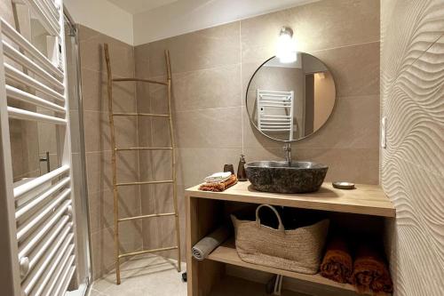 a bathroom with a sink and a mirror at Villa Paulen Pausa in Uhart-Cize