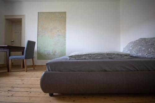 a bedroom with a bed and a table and a chair at Landstiltraum mit zwei Schlafzimmern zwischen L/DD in Mügeln