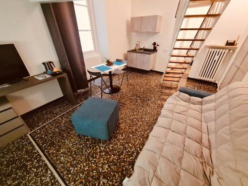 uma sala de estar com uma cama e uma mesa em Galleria San Giorgio em Gênova