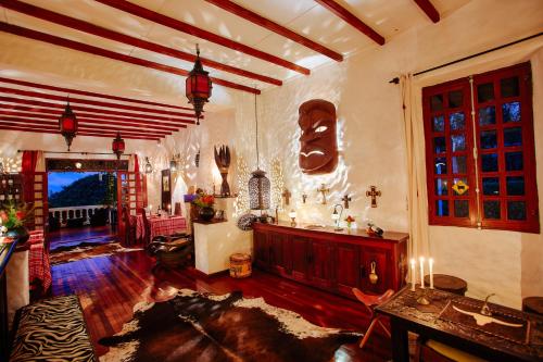 Televisyen dan/atau pusat hiburan di The Litchi Tree Amber Mountain Boutique Hotel