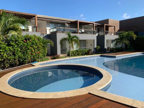 a large swimming pool in front of a building at Imbassaí Bahia Temporada Térreo in Imbassai