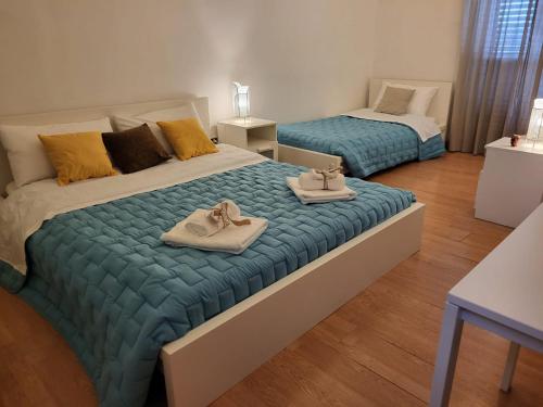 a bedroom with two beds with towels on them at La Perla Di Noto in Noto