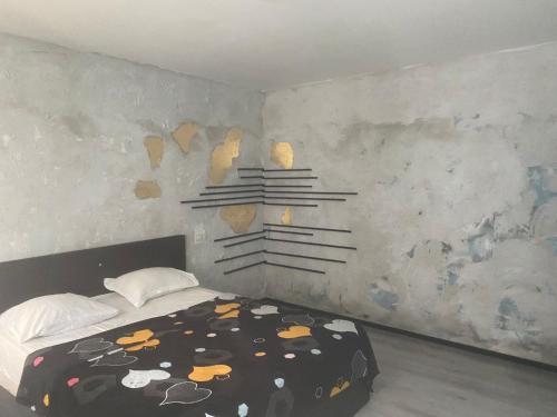 um quarto com uma cama e duas luzes na parede em Vila Petreceri Private em Boltaşi
