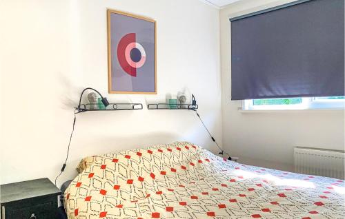 Postel nebo postele na pokoji v ubytování Cozy Home In Heinkenszand With Sauna
