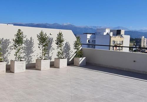 un balcón con macetas en un edificio en Amapola's en Salta