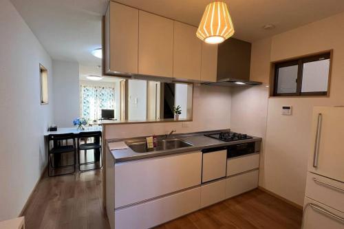 大阪市にある難波南3 room 115m2 Matsu1のシンクとコンロのあるキッチン