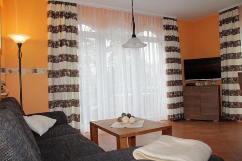 salon z kanapą i stołem w obiekcie Ferienwohnung Strandflair w mieście Baabe