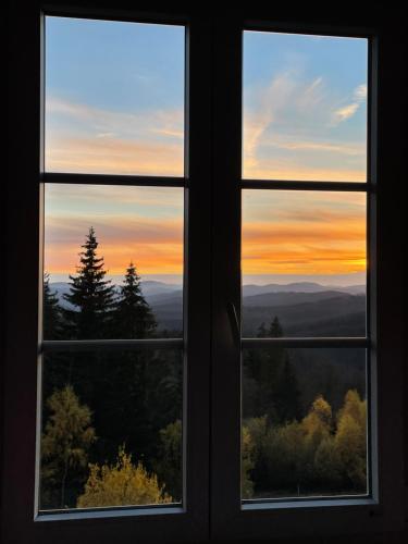 スタレー・ハムリにあるApartman v Beskydechの窓から夕日を望めます。