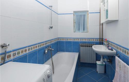 Ванна кімната в 3 Bedroom Beautiful Apartment In Senj