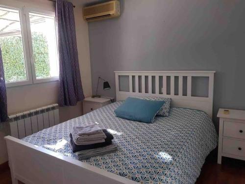 une chambre avec un lit avec un oreiller bleu dans l'établissement Villa familiale dans un quartier résidentiel, à Saint-Raphaël