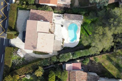 - une vue sur la piscine dans la cour dans l'établissement Villa familiale dans un quartier résidentiel, à Saint-Raphaël