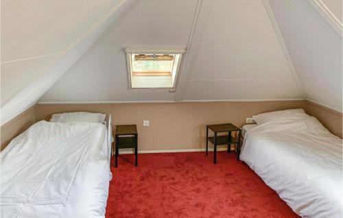 Cette chambre mansardée comprend 2 lits et une fenêtre. dans l'établissement Cozy Home In Herkingen With Wifi, à Herkingen