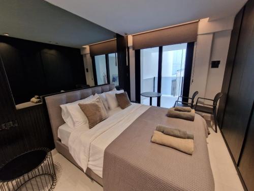Un pat sau paturi într-o cameră la Raam Luxury Suites