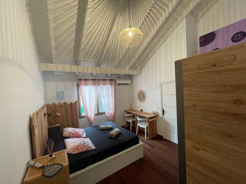 Un dormitorio con una cama y una mesa. en Villa Soualiga Orient Bay en Saint Martin
