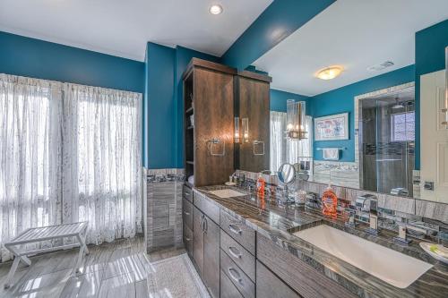 een badkamer met twee wastafels en blauwe muren bij Waterside in Mineral