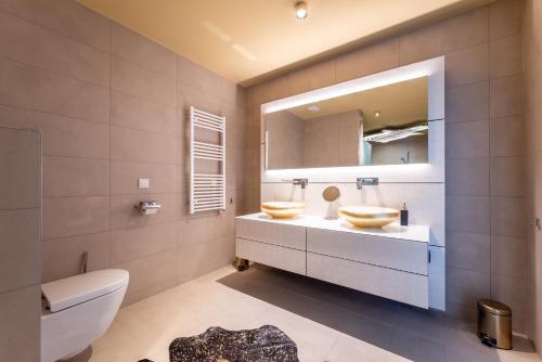 a bathroom with two sinks and a mirror at Exclusive 2BR Skyline Penthouse by HM in Vienna