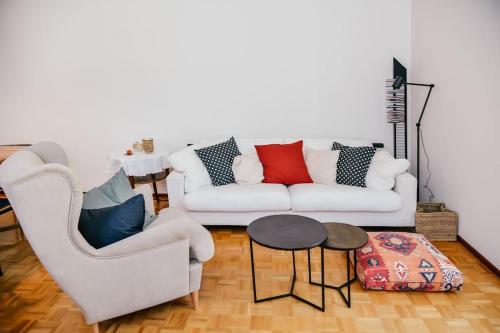 sala de estar con sofá blanco y mesa en Casa Celio Ambrì, en Quinto