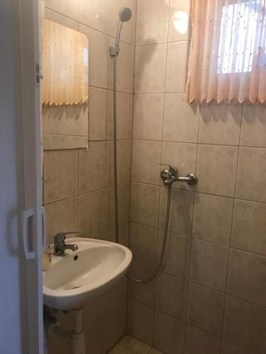 的住宿－ZSUTI BORHÁZ, MAGÁNSZÁLLÁSHELY，带淋浴和盥洗盆的浴室