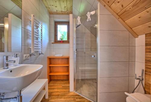 a bathroom with a sink and a shower at Wideta in Smerek