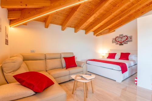 ein Wohnzimmer mit einem Bett und einem Sofa in der Unterkunft Piccola Orchidea Piccola Orchidea Finestra sul Lago in Musso