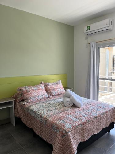 un dormitorio con una cama con un animal de peluche en Duplex 20 de Junio en San Rafael