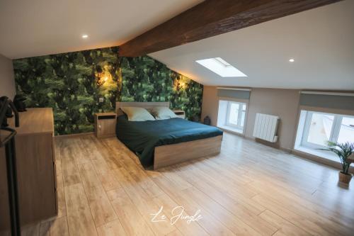 - une chambre dotée d'un lit avec un mur vert dans l'établissement LE JUNGLE 5 étoiles / Netflix et services, à Saint-Jean-Bonnefonds