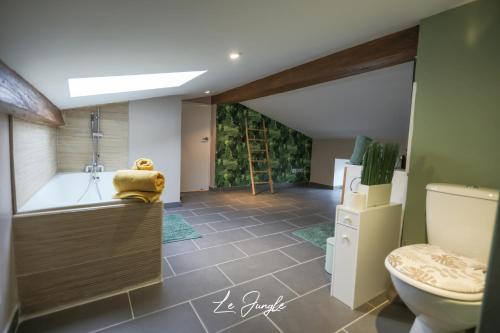 a bathroom with a tub and a toilet at LE JUNGLE 5 étoiles / Netflix et services in Saint-Jean-Bonnefonds