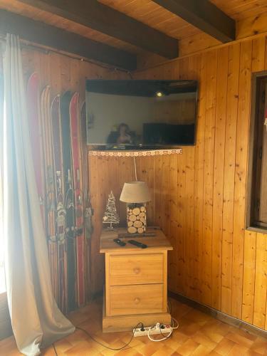 un coin d'une pièce avec un mur et des planches de surf dans l'établissement APPARTEMENT VUE SUR LES PISTES Aux SAISIES 4, aux Saisies