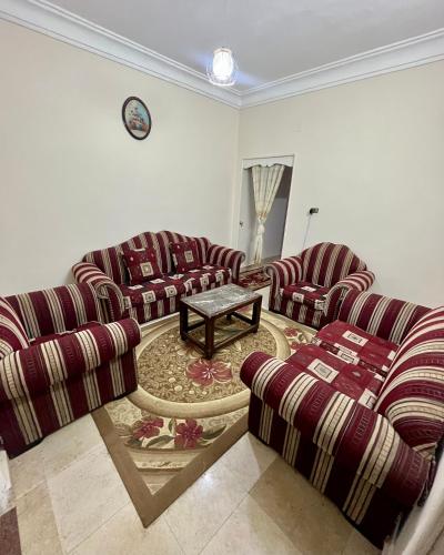 Χώρος καθιστικού στο Full Flat - Low Budget
