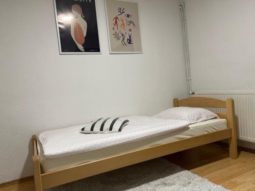 1 cama en una habitación con 2 cuadros en la pared en Apartman House Jasmina en Bihać