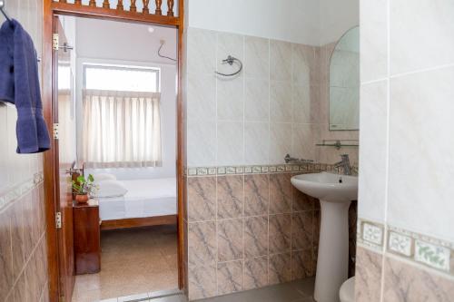 uma casa de banho com um chuveiro, um lavatório e um WC. em Greenscape Colombo em Colombo