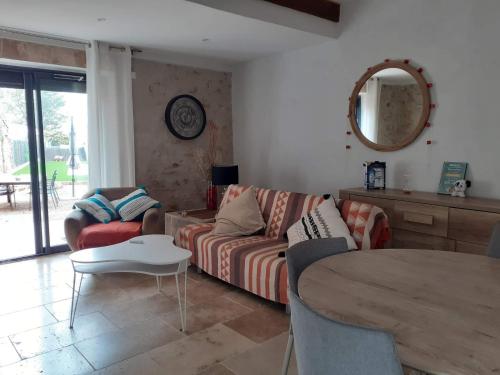 un salon avec un canapé et une table dans l'établissement maison a bizanet avec piscine, à Bizanet