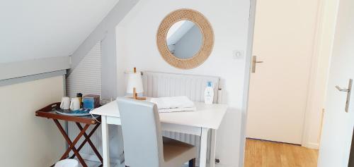 białe biurko w pokoju na schodach z lustrem w obiekcie Chambre à la Campagne 1o minutes gare TGV 