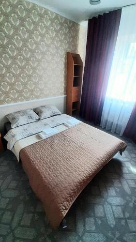 1 dormitorio con 1 cama en una habitación en Guest House - Гостевой частный дом, en Dnipro