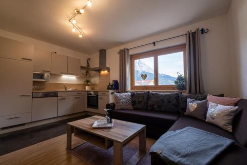 uma sala de estar com um sofá e uma mesa em Apart Leitner em Lermoos