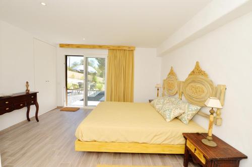 um quarto com uma cama, uma mesa e uma janela em Tower Villa w Infinity Pool em Olhão