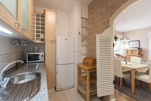 FLH Cascais Homey Apartment with Balcony