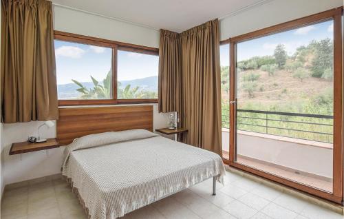 1 dormitorio con cama y ventana grande en Pet Friendly Home In Petrizzi With Kitchen, en Petrizzi