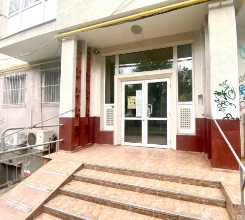 una puerta principal de un edificio con un marco de puerta en CASA DIEGO, en Bucarest