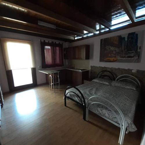 1 dormitorio con 1 cama en el centro de una habitación en B&B Bedafè, en Arnesano