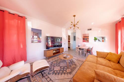 uma sala de estar com um sofá e uma mesa em Monaco Vacation Rentals em Clearwater Beach