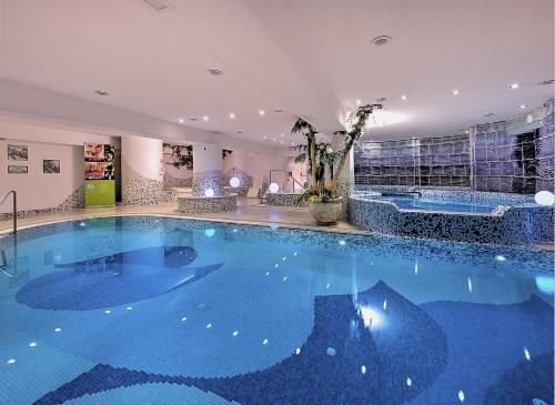 a large swimming pool in a hotel room at Luna Wellness Hotel in Folgarida