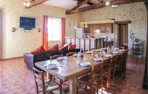 une salle à manger avec une longue table et des chaises dans l'établissement Nice Home In Saint-Méard-De-Gurçon, à Saint-Méard-de-Gurçon