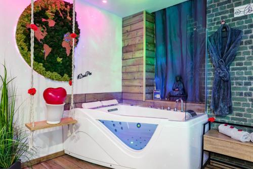 ブリ・コント・ロベールにあるEden SPA et Cinémaの部屋にある大きな浴槽付きのバスルーム